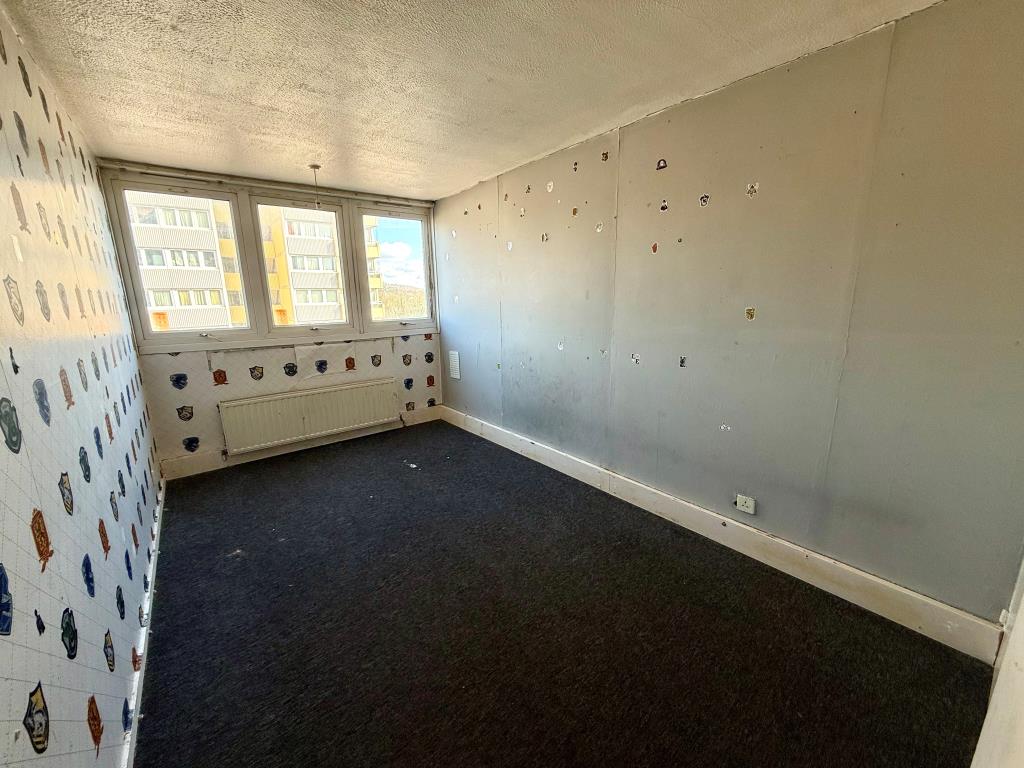Lot: 137 - TWO-BEDROOM FLAT FOR IMPROVEMENT - Bedroom two